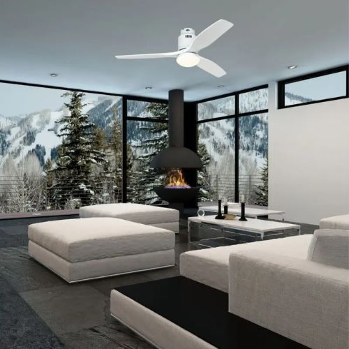 Ventilateur plafond télécommande dans un grand appartement lumineux et blanc